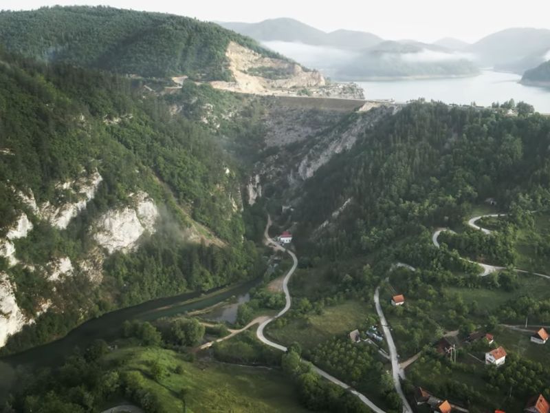 Prikaz pritoke i reke Tare snimljen iz drona