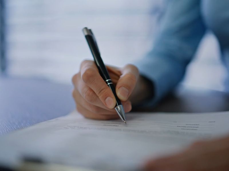 momak potpisuje dokumente